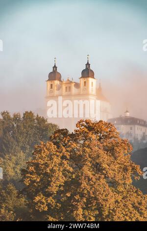 Sonnenaufgang und Morgenstimmung bei der Wallfahrtskirche Maria Plain am Stadtrand mit Blick auf die Mozartstadt Salzburg und das umliegende Gebirge am 17.10.2021. // Sunrise and morning atmosphere at the Maria Plain pilgrimage church on the outskirts of the city with a view of the Mozart city of Salzburg and the surrounding mountains on October 17th, 2021. - 20211017 PD19385 Credit: APA-DeFacto Datenbank und Contentmanagement GmbH/Alamy Live News Stock Photo