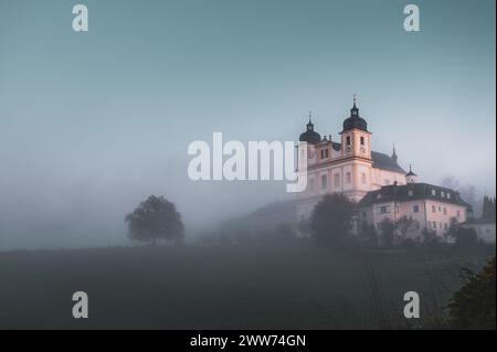 Sonnenaufgang und Morgenstimmung bei der Wallfahrtskirche Maria Plain am Stadtrand mit Blick auf die Mozartstadt Salzburg und das umliegende Gebirge am 17.10.2021. // Sunrise and morning atmosphere at the Maria Plain pilgrimage church on the outskirts of the city with a view of the Mozart city of Salzburg and the surrounding mountains on October 17th, 2021. - 20211017 PD19389 Credit: APA-DeFacto Datenbank und Contentmanagement GmbH/Alamy Live News Stock Photo