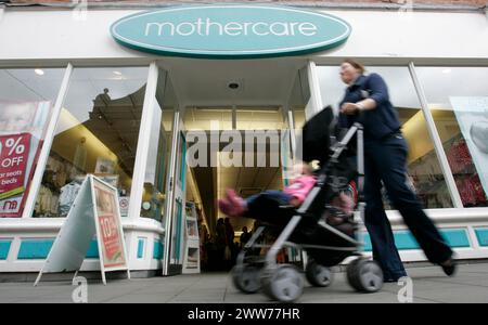 18/05/11 TODAY PHOTO...One of Mothercare's hight street stores in Newark, Nottinghamshire which is threatened with closure after the company announced Stock Photo