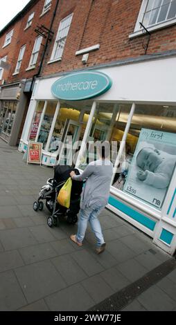 18/05/11 TODAY PHOTO...One of Mothercare's hight street stores in Newark, Nottinghamshire which is threatened with closure after the company announced Stock Photo