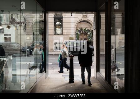 Fleet Street, City of London - A shadowy passageway in London, offering a glimpse into the bustling city life beyond Stock Photo