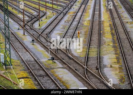 Gleisanlagen, Rangiergleise, Abstellgleise, Abzweige, dem Rangierbahnhof Mülheim-Styrum, an der Bahnstrecke zwischen Mülheim an der Ruhr, und Duisburg, Eisenbahntrasse, für Nah- und Fernverkehr, Güterverkehr, NRW, Deutschland, Bahnanlage *** Track systems, shunting tracks, sidings, branches, the Mülheim Styrum shunting yard, on the railroad line between Mülheim an der Ruhr, and Duisburg, railroad line, for local and long-distance traffic, freight traffic, NRW, Germany, railroad system Stock Photo