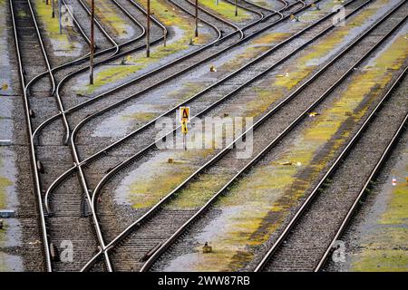 Gleisanlagen, Rangiergleise, Abstellgleise, Abzweige, dem Rangierbahnhof Mülheim-Styrum, an der Bahnstrecke zwischen Mülheim an der Ruhr, und Duisburg, Eisenbahntrasse, für Nah- und Fernverkehr, Güterverkehr, NRW, Deutschland, Bahnanlage *** Track systems, shunting tracks, sidings, branches, the Mülheim Styrum shunting yard, on the railroad line between Mülheim an der Ruhr, and Duisburg, railroad line, for local and long-distance traffic, freight traffic, NRW, Germany, railroad system Stock Photo