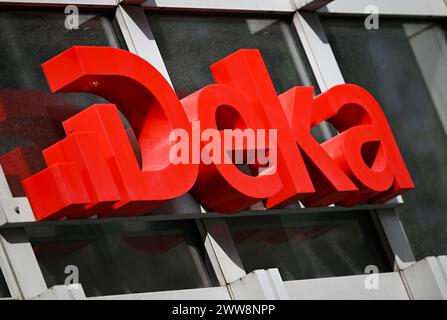 PRODUCTION - 22 March 2024, Hesse, Frankfurt/Main: DekaBank's 'Deka' logo is emblazoned on the façade of the Trainon tower at the bank's headquarters. On March 26, 2024, the Wertpapierhaus of the Sparkassen-Finanzgruppe presents the balance sheet for the past financial year 2023. Photo: Arne Dedert/dpa Stock Photo