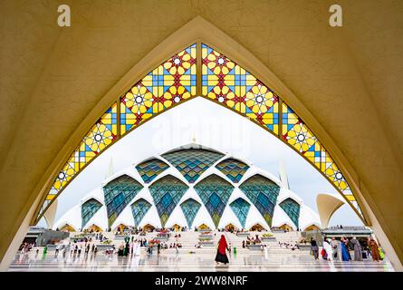 Bandung, Indonesia - 4th Nov 2023: The arch in Al Jabbar Great Mosque, with a lot of worshippers Stock Photo