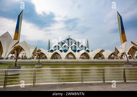 Bandung, Indonesia - 4th Nov 2023: Al Jabbar Great Mosque and its pond, at a cloudy afternoon Stock Photo