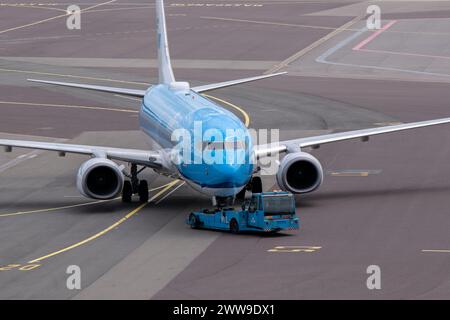 KLM GGH Fahrzuge Car Moving KLM Plane At Schiphol The Netherlands 25-5-2022 Stock Photo
