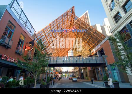 Fourth Street Live is a dining, entertainment and retail destination on Fourth Street in historic downtown Louisville, Kentucky - USA Stock Photo