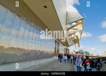 A teaching museum for University of Minnesota, the Weisman Art Museum an unusual stainless steel building designed by Frank Gehry - Minneapolis, M Stock Photo