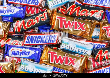 Stuttgart, Germany - November 7, 2023: Products of Mars Inc. company like Snickers, Twix, Milky Way and Bounty chocolate bars background in Stuttgart, Stock Photo