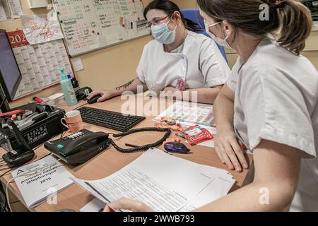 2 nurses discussing female patients in maternity staff station office. Stock Photo