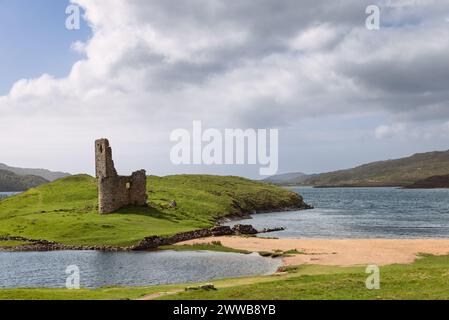 Ruins of Ardvreck Castle rise on a grassy peninsula, caressed by the waters of Loch Assynt in the Highland Council area, under the vast Scottish sky Stock Photo