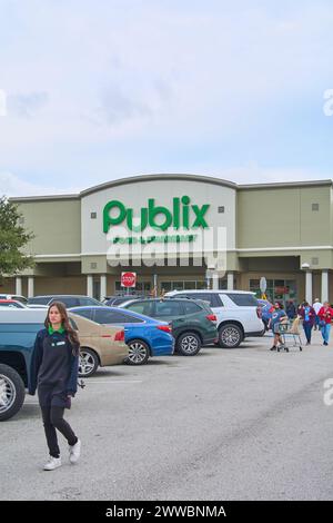 Florida, USA - March 23, 2024: Daily activity outside a Publix supermarket customers can be seen entering and exiting the store shopping carts full of Stock Photo