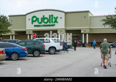 Florida, USA - March 23, 2024: Daily activity outside a Publix supermarket customers can be seen entering and exiting the store shopping carts full of Stock Photo