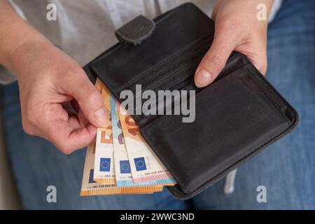 Euroscheine in einem Portemonnaie *** Euro notes in a wallet Nordrhein-Westfalen Deutschland, Germany GMS11421 Stock Photo