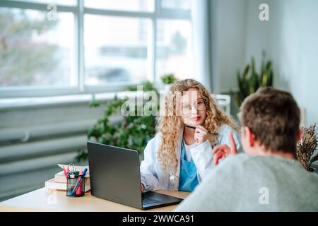 Doctor having discussion with patient in clinic Stock Photo