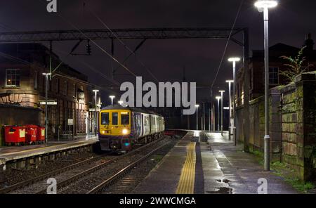 Last passengers service to be operated by a Northern rail class 319 train, 319368 at Edge Hill railway station, 2 January 2024 Stock Photo