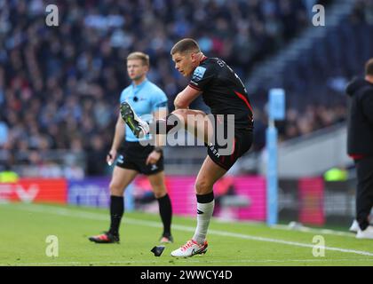 Saracens' Owen Farrell scores a conversion kick during the Investec ...