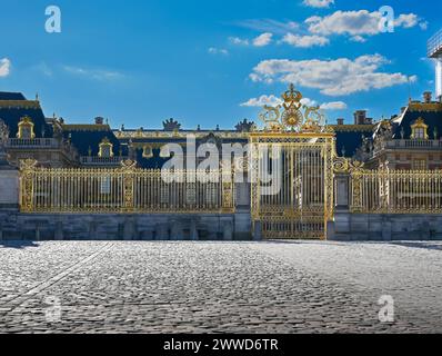 Versailles, Paris, France, June 30, 2022. The magnificent golden gate of the royal palace. The late afternoon light enhances its brilliance. Nobody. Stock Photo