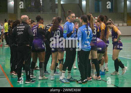 Gijón, Spain, 23th March, 2024: The players of Motive.co Gijón Balonmano La Calzada before the start of the match during the 22nd Matchday of the Liga Guerreras Iberdrola 2023-24 between Motive.co Gijón Balonmano La Calzada and KH-7 BM. Granollers, on March 23, 2024, at the La Arena Pavilion, in Gijón, Spain. Credit: Alberto Brevers / Alamy Live News. Stock Photo