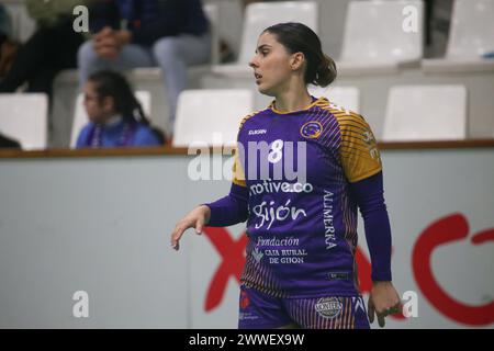 Gijón, Spain, 23th March, 2024: The player of Motive.co Gijón Balonmano La Calzada, Paula María Valdivia (8) during the 22nd Matchday of the Liga Guerreras Iberdrola 2023-24 between Motive.co Gijón Balonmano La Calzada and KH -7 BM. Granollers, on March 23, 2024, at the La Arena Pavilion, in Gijón, Spain. Credit: Alberto Brevers / Alamy Live News. Stock Photo