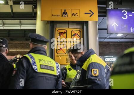 Die Bundespolizei hat zusammen mit der Landespolizei, DB Sicherheit und der Hochbahn am Hamburger Hauptbahnhof in der Samstagnacht die Waffenkontrollzone kontrolliert. Diverse Waffen wurden sichergestellt. *** The Federal Police, together with the state police, DB Sicherheit and Hochbahn, checked the weapons control zone at Hamburg Central Station on Saturday night Various weapons were seized Copyright: xBlaulicht-News.dex Stock Photo