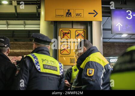 Die Bundespolizei hat zusammen mit der Landespolizei, DB Sicherheit und der Hochbahn am Hamburger Hauptbahnhof in der Samstagnacht die Waffenkontrollzone kontrolliert. Diverse Waffen wurden sichergestellt. *** The Federal Police, together with the state police, DB Sicherheit and Hochbahn, checked the weapons control zone at Hamburg Central Station on Saturday night Various weapons were seized Copyright: xBlaulicht-News.dex Stock Photo