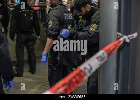 Die Bundespolizei hat zusammen mit der Landespolizei, DB Sicherheit und der Hochbahn am Hamburger Hauptbahnhof in der Samstagnacht die Waffenkontrollzone kontrolliert. Diverse Waffen wurden sichergestellt. *** The Federal Police, together with the state police, DB Sicherheit and Hochbahn, checked the weapons control zone at Hamburg Central Station on Saturday night Various weapons were seized Copyright: xBlaulicht-News.dex Stock Photo