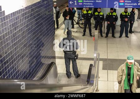 Die Bundespolizei hat zusammen mit der Landespolizei, DB Sicherheit und der Hochbahn am Hamburger Hauptbahnhof in der Samstagnacht die Waffenkontrollzone kontrolliert. Diverse Waffen wurden sichergestellt. *** The Federal Police, together with the state police, DB Sicherheit and Hochbahn, checked the weapons control zone at Hamburg Central Station on Saturday night Various weapons were seized Copyright: xBlaulicht-News.dex Stock Photo