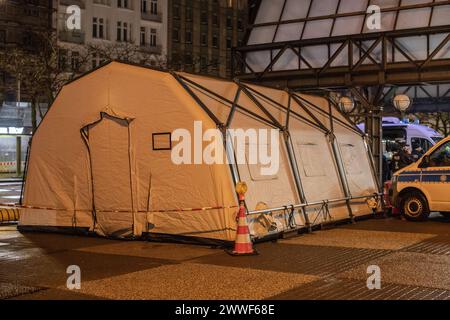 Die Bundespolizei hat zusammen mit der Landespolizei, DB Sicherheit und der Hochbahn am Hamburger Hauptbahnhof in der Samstagnacht die Waffenkontrollzone kontrolliert. Diverse Waffen wurden sichergestellt. *** The Federal Police, together with the state police, DB Sicherheit and Hochbahn, checked the weapons control zone at Hamburg Central Station on Saturday night Various weapons were seized Copyright: xBlaulicht-News.dex Stock Photo