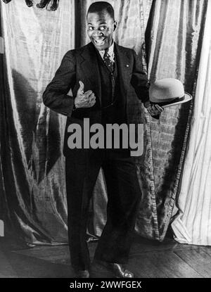 January 25, 1933 Portrait of dancer Bill Robinson showing thumbs up sign while standing on stage. Stock Photo