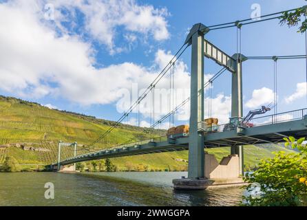 Bernkastel-Kues: bridge Moselbrücke Wehlen, river Mosel (Moselle), vineyard in Mosel, Rheinland-Pfalz, Rhineland-Palatinate, Germany Stock Photo