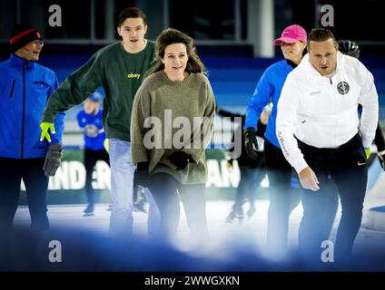 HEERENVEEN - Princess Annette with Lucas Maurits Pieter (2L) on the ice rink of Thialf during the kick-off of De Hollandse 100. The duathlon is held annually to raise money for research into the nature and treatment of lymphoma. ANP KOEN VAN WEEL netherlands out - belgium out Stock Photo