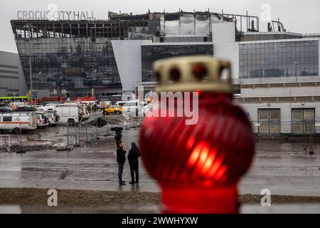 Moscow region, Russia. 24th of March, 2024. People lay flowers at a makeshift memorial in front of the Crocus City Hall in Krasnogorsk city, Moscow region, Russia. Credit: Nikolay Vinokurov/Alamy Live News Stock Photo