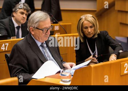 Mr. Jean-Claude Juncker European Parliament, Brussels, Mr. Jean-Claude Juncker, President and chairman of the European Commission, preparing in his bench at EuroPar for opening of the plenary sitting of February 24, 2016. Brussel European Parliamant, Place du Le Brussel Belgie Copyright: xGuidoxKoppesx Stock Photo