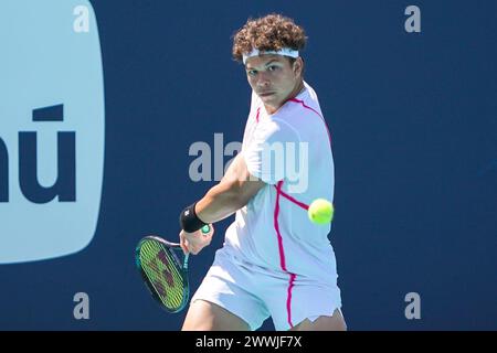 Miami Gardens, Florida, USA. 24th Mar, 2024. Ben Shelton (USA) returns a shot during the men's singles match at the 2024 Miami Open presented by Itau at Hard Rock Stadium. (Credit Image: © Debby Wong/ZUMA Press Wire) EDITORIAL USAGE ONLY! Not for Commercial USAGE! Credit: ZUMA Press, Inc./Alamy Live News Stock Photo