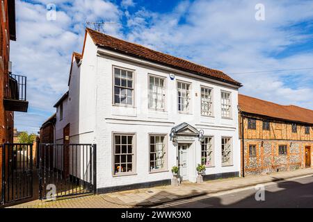 Early 18th century white painted Queen Anne Cottage next to the Old Foundry in historic Friday Street in Henley-on-Thames, a town in south Oxfordshire Stock Photo