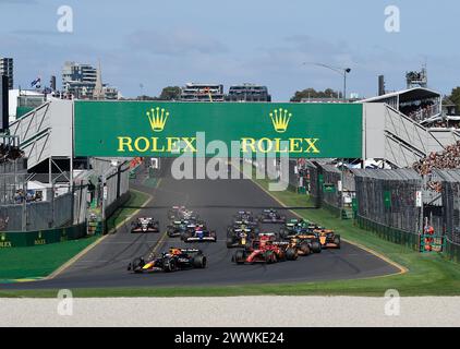 MELBOURNE, AUSTRALIA. 24th March 2024. The Formula One race at Albert Park Circuit gets underway as the cars head towards Turn 1. FIA Formula 1 Rolex Australian Grand Prix 2024 3rd round from 22nd to 24th March at the Albert Park Street Circuit, Melbourne, Australia. Credit: Karl Phillipson/Alamy Live News. Stock Photo