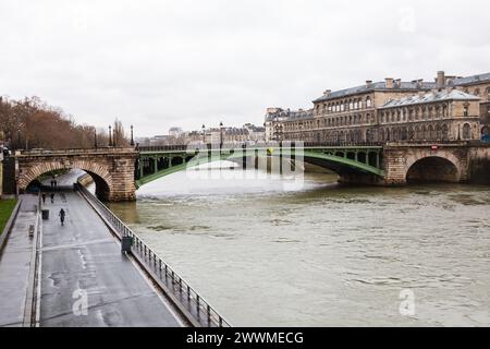 5th December 2023-The Pont Notre-Dame, Paris. Le Pont Notre-Dame is a historic bridge located in Paris, France, spanning the Seine River. It connects Stock Photo