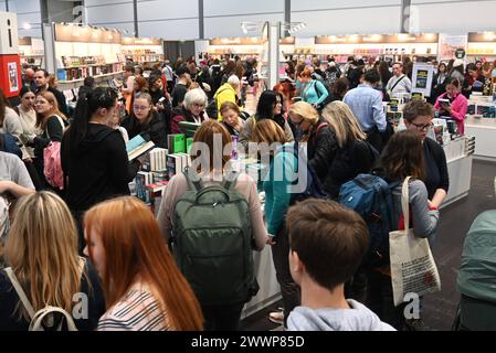 Leipziger Buchmesse 2024, Messe in Leipzig. Foto: Andrang von Menschenmassen bei der Hugendubel Buchhandlung *** Leipzig Book Fair 2024, Fair in Leipzig Photo Crowds of people at the Hugendubel bookstore Stock Photo