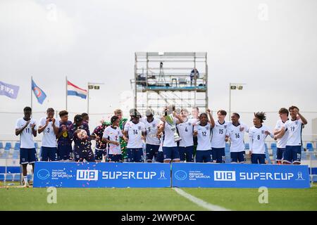 San Pedro Del Pintar, Spain. 25th Mar, 2024. MURCIA, SPAIN - MARCH 25: Players of England U18 celebrate with the trophy after winning the tournament the International Mens U18 Friendly match between England U18 and Netherlands U18 at Pintar Arena Stadium, on March 25, 2024 in San Pedro del Pinatar, Murcia, Spain. ( Credit: Francisco Macia/Alamy Live News Stock Photo