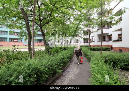 A footpath through the lavishly landscaped surroundings of a 1920s modernist housing estate in Prenzlauer Berg, in what was formerly East Berlin. Stock Photo