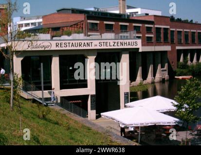 Blick auf das bekannte Restaurant Stelzenhaus an der Elster, gesehen am Pressetag 7.8.2004 Lepzig Restaurant Stelzenhaus an Elster *** View of the well-known restaurant Stelzenhaus an der Elster, seen on press day 7 8 2004 Lepzig Restaurant Stelzenhaus an Elster Stock Photo