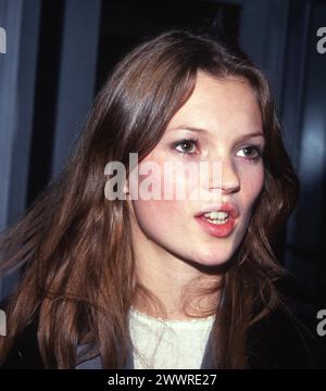 Kate Moss 表紙‼️ PHOTO N° 307 1993年 200 Kate Moss Magazine Covers