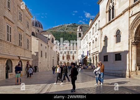 Dubrovnik, Croatia - April 19 2019: Street in the old town ending by the Sponza Palace next to the Clock Tower and bordered by the Rector's Palace and Stock Photo