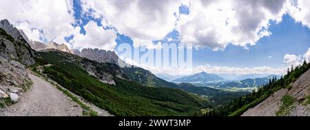 Weiter Blick auf die tiefergelegene Landschaft in Tirol beim Wandern am Wilden Kaiser, Panorama. Herrliche Alpenlandschaft im Sommer - unterwegs in den Bergen rund um den Wilden Kaiser - die majestätische Gebirgsformation oberhalb vom Elmau in Tirol - Österreich. Herrliche Natur und wunderschöne Landschaften laden zum Wandern ein. Landschaftsfoto. Elmau Tirol Österreich *** Wide view of the lower-lying landscape in Tyrol while hiking on the Wilder Kaiser, panorama Magnificent alpine landscape in summer on the way in the mountains around the Wilder Kaiser the majestic mountain formation above E Stock Photo