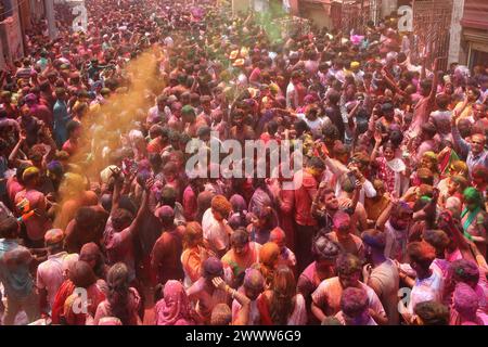 Hindu Spring Festival of Holi Celebration in Kolkata March 25, Kolkata City, India: Devotees spread colored powders on themselves to celebrate the Hindu spring festival of Holi outside a temple in Howrah district, near Kolkata. Kolkata West Bengal India Copyright: xDipaxChakrabortyxxEyepixxGroupx Stock Photo