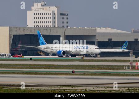 N13013 United Airlines Boeing 787-10 Dreamliner am Los Angeles International Airport LAX / KLAX Los Angeles, Kalifornien, USA, Vereinigte Staaten von Amerika, 16.02.2024 Stock Photo