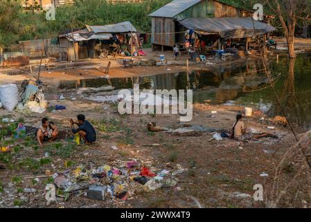 Illegal Burmese immigrant families living in a settlement at the Thai side of the Thailand-Myanmar border at Mae Sot,Thailand Stock Photo