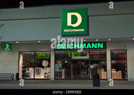 Deichmann Schuhe, Filiale bzw Schuhgeschäft. Die Deichmann SE ist die Konzernobergesellschaft der Deichmann-Gruppe, einem Schuhhändler mit Hauptsitz in Essen. Im Jahr 2022 war Deichmann der grösste Schuhhändler in Europa. Es wurden ca. 178 Mio. Paar Schuhe verkauft, davon ca. 33 Prozent in Deutschland. Die Deichmann-Gruppe befindet sich vollständig im Besitz der Familie Deichmann *** Deichmann Schuhe, Filiale bzw. Schuhgeschäft Deichmann SE is the parent company of the Deichmann Group, a shoe retailer headquartered in Essen In 2022, Deichmann was the largest shoe retailer in Europe Around 178 Stock Photo